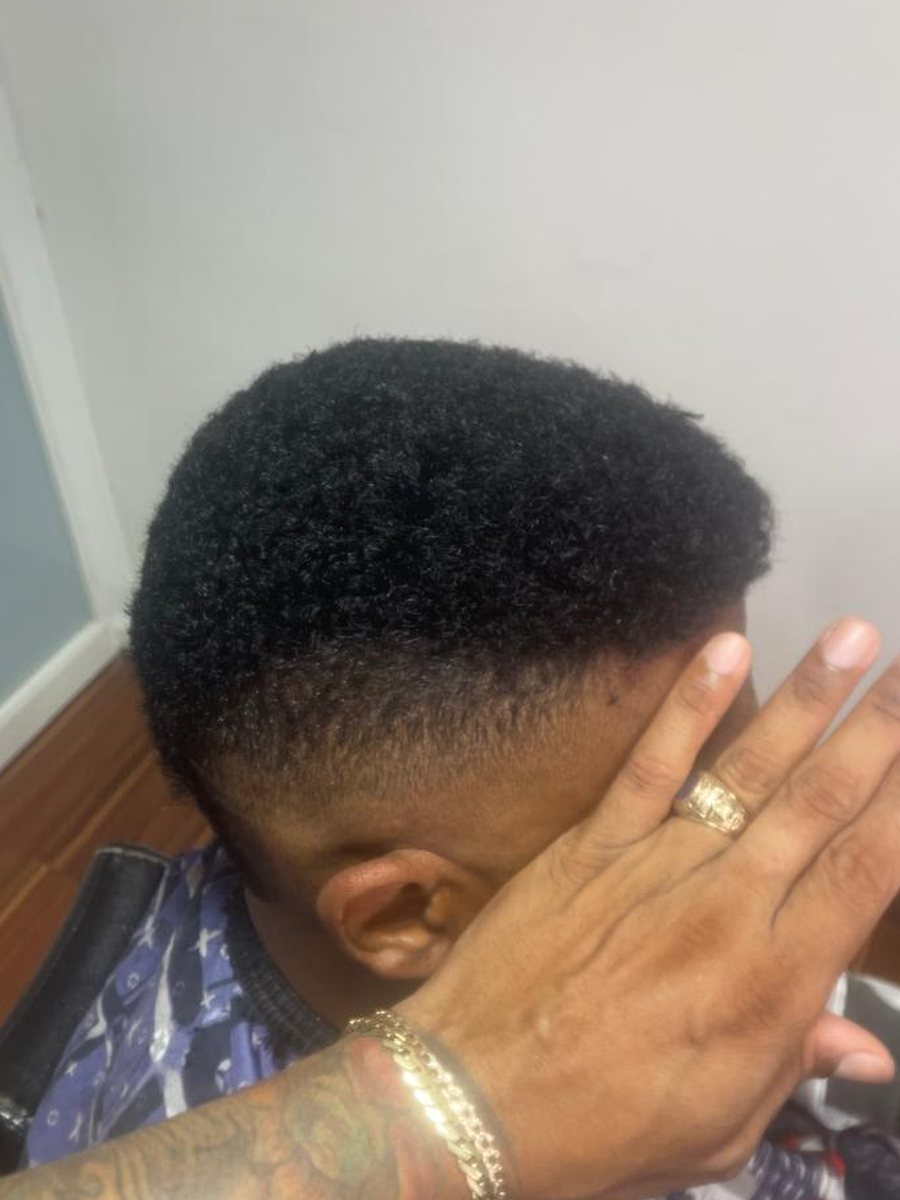 Resultado final: prótesis de cabello afro cortada y adaptada