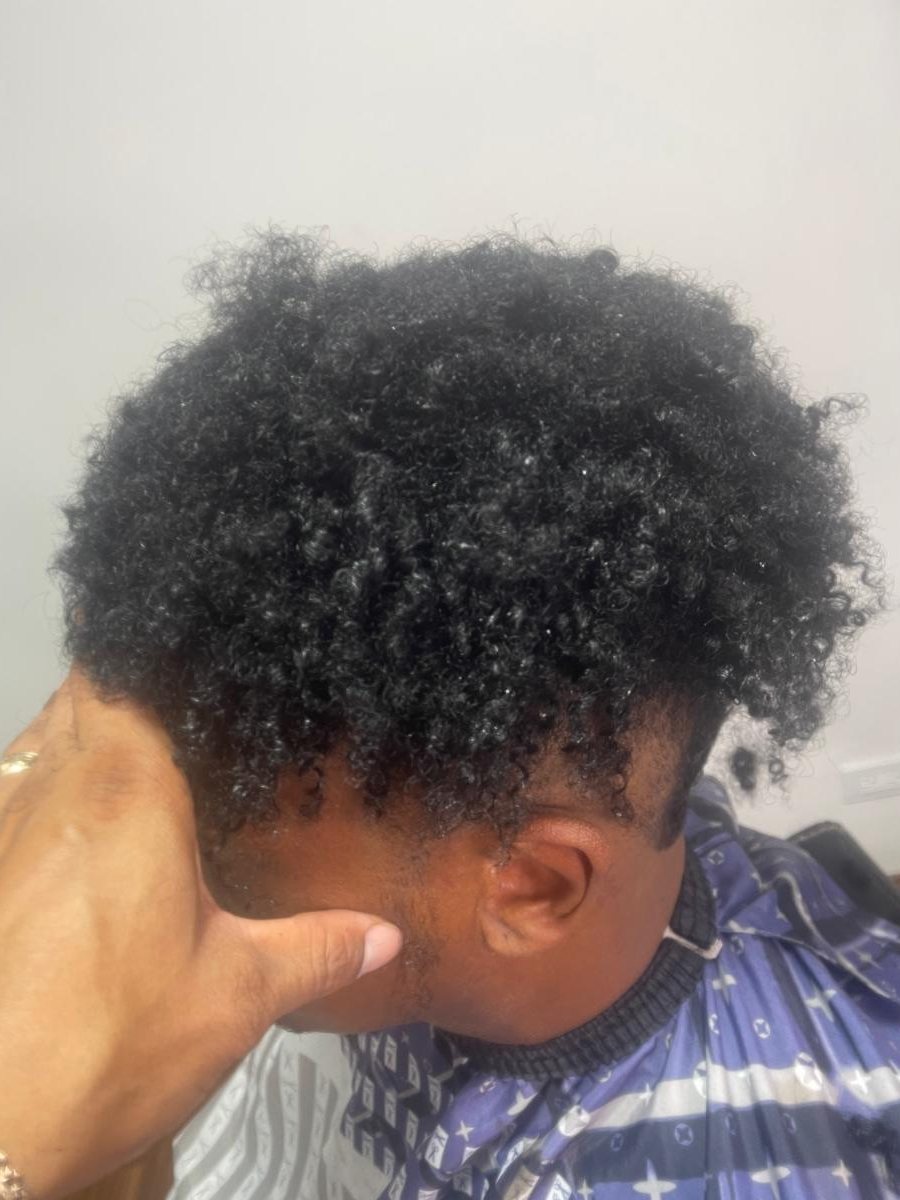 Con la prótesis de cabello afro recién colocada, antes del corte