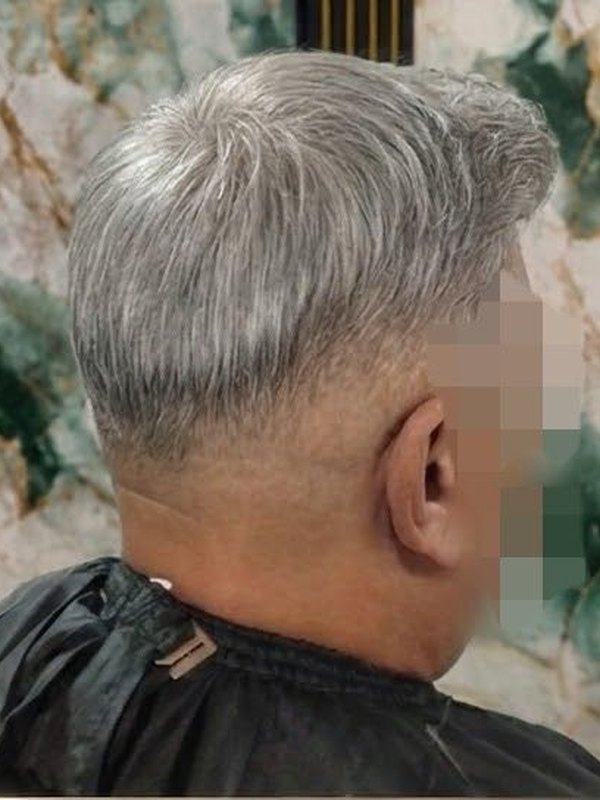 Después: prótesis de cabello canoso, colocada y cortada