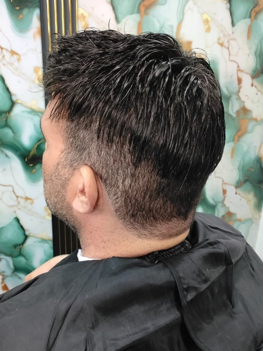 Resultado final: prótesis de cabello negro cortada y adaptada