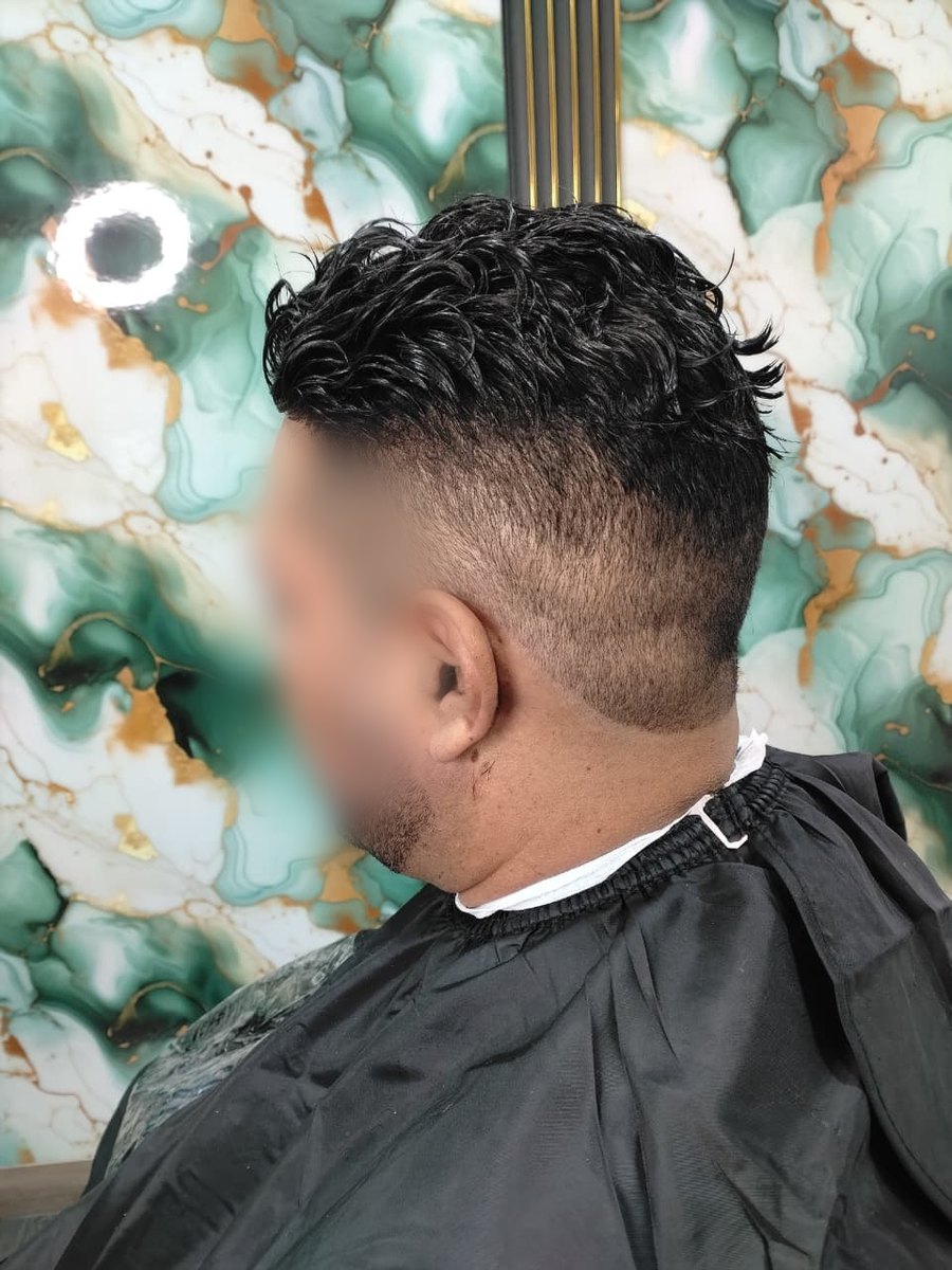 Resultado final: prótesis de cabello rizado negro cortada y adaptada